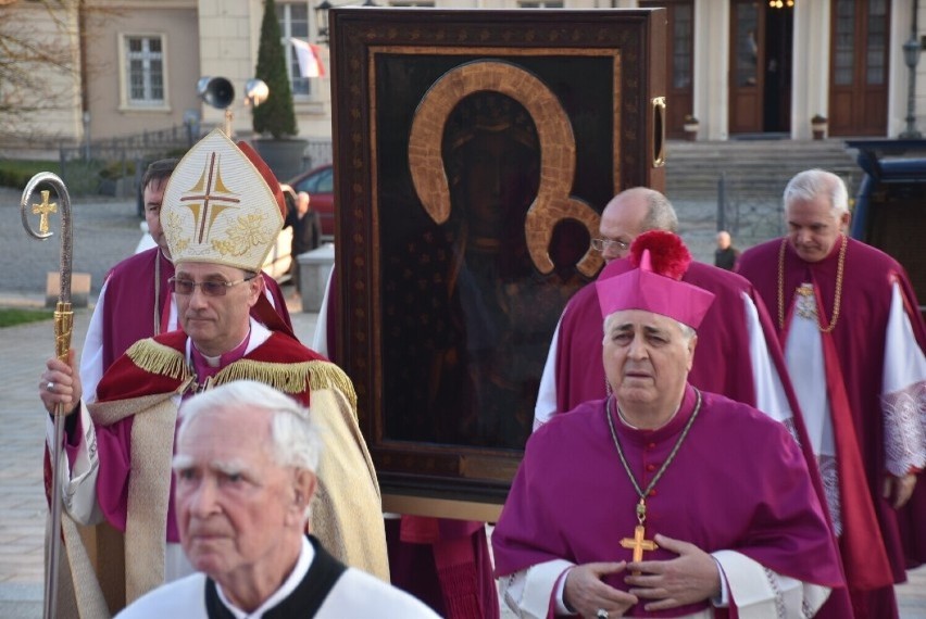 Kiedy Obraz Matki Bożej Jasnogórskiej dotrze do parafii Dekanatu Chodzieskiego?