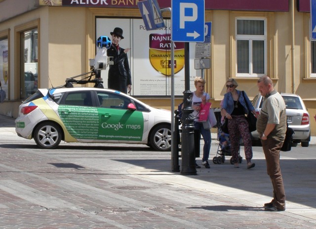 Samochód wyposażony w wiele kamer objeżdża teraz miasto i fotografuje ulicę po ulicy