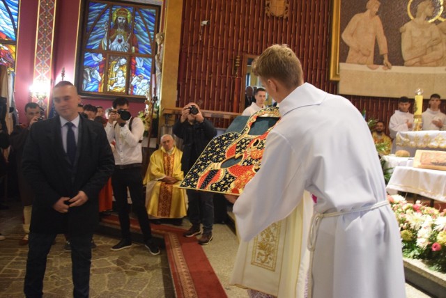 Uroczysta msza i otwarcie wystawy plenerowej na jubileusz 50-lecie budowy świątyni w Ciścu