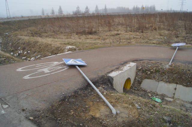 Stary Sącz: wandale zniszczyli znaki drogowe [ZDJĘCIA]