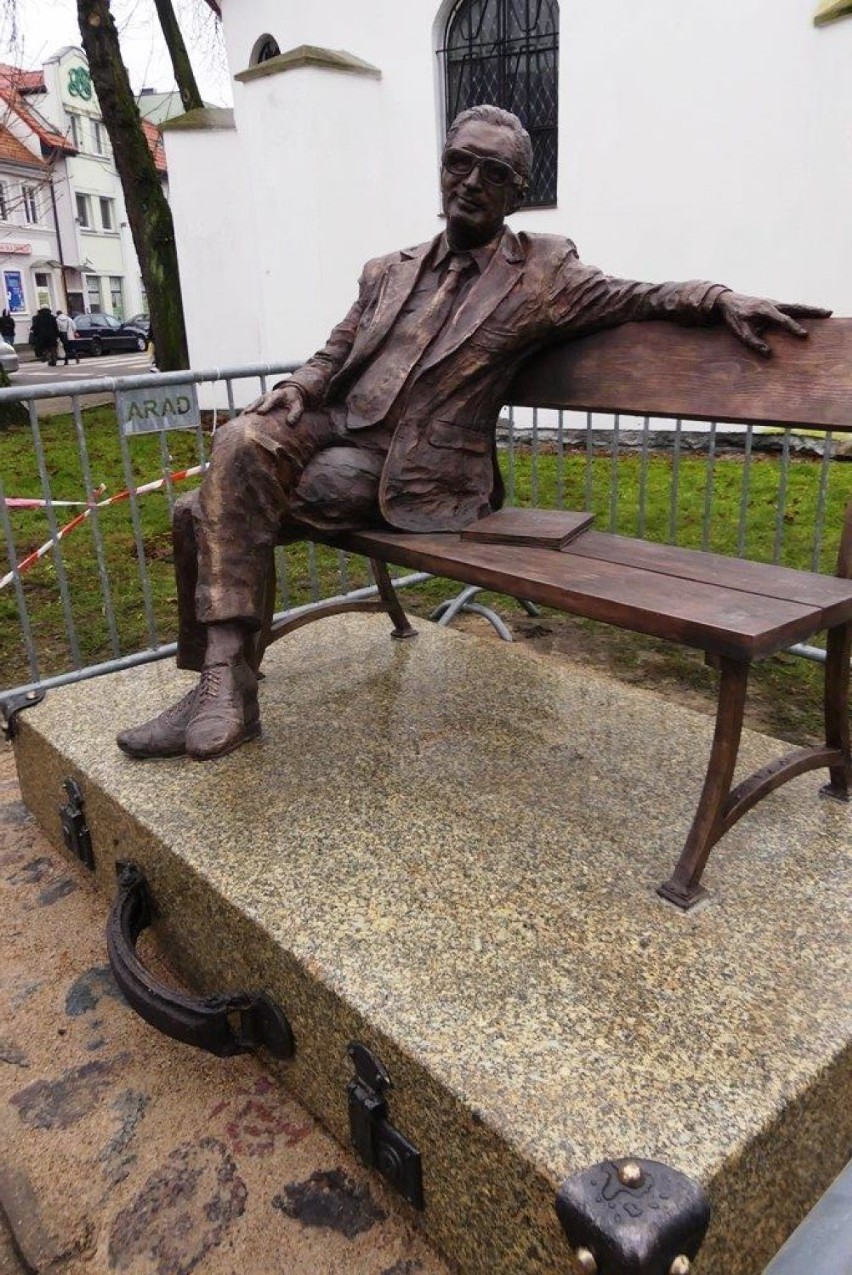 Darłowo: Ławka z rzeźbą Leopolda Tyrmanda w ramach budżetu obywatelskiego [ZDJĘCIA]