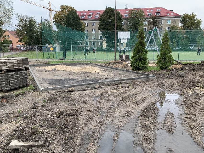 Trwają prace przy SP nr 10 w Jeleniej Górze. Będą m.in.  skocznie, bieżnie i plenerowe szachy