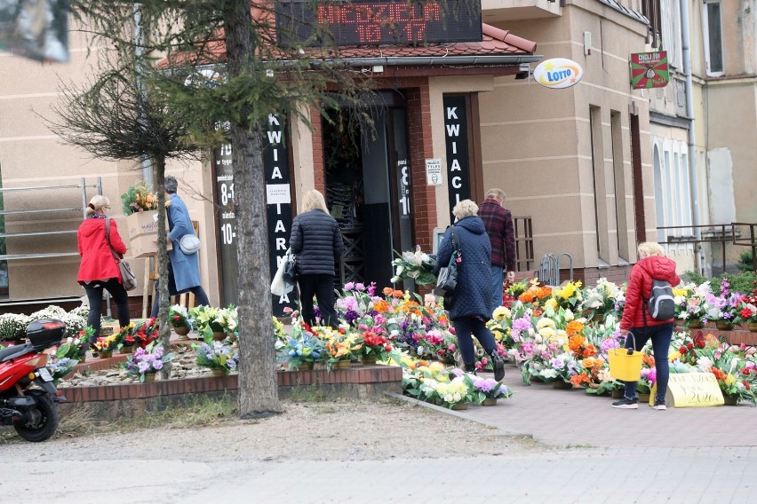 Spory ruch na Cmentarzu Komunalnym w Legnicy.