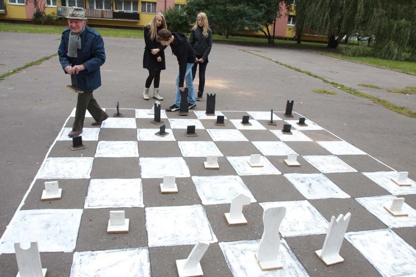 Wielka szachownica została wymalowana na Bałutach w Łodzi