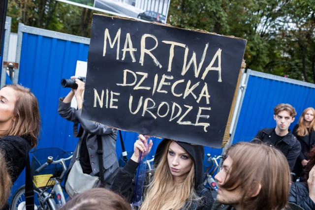 W całym kraju kobiety protestują przeciwko zaostrzania ustawy antyaborcyjnej. Na zdjęciu: czarny protest w Warszawie.
