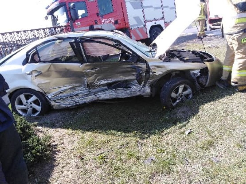 Wypadek na drodze Włocławek - Brześć Kujawski. Zderzenie dwóch samochodów [zdjęcia]