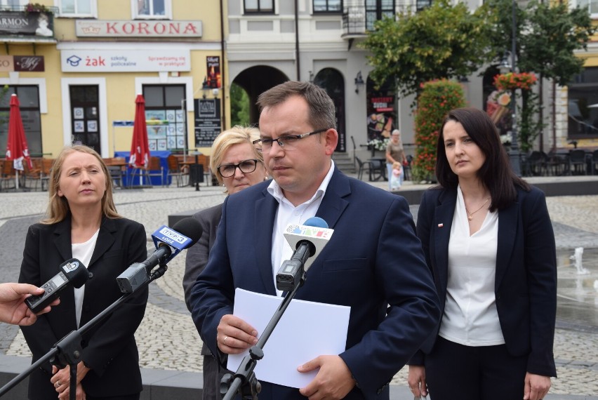 Wakacje kredytowe tematem konferencji na Rynku w Sieradzu