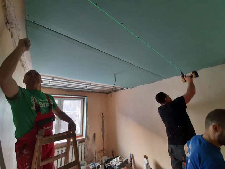 Funkcjonariusze z Aresztu Śledczego w Ostrowie remontują pokój chorej Michalinki z Kalisza