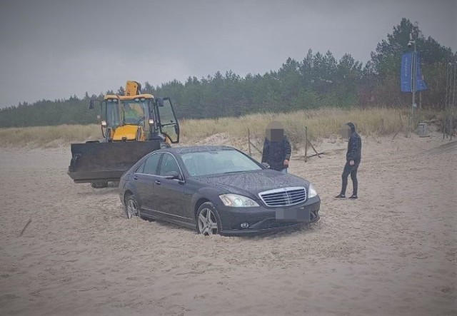 Zakopanego w piachu Mercedesa musiała wyciągać koparko-ładowarka