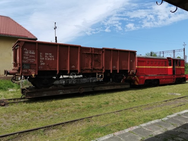 Po 20 latach przerwy Koszalińska Kolej Wąskotorowa znów może przewozić ładunki w wagonach normalnotorowych na transporterach.