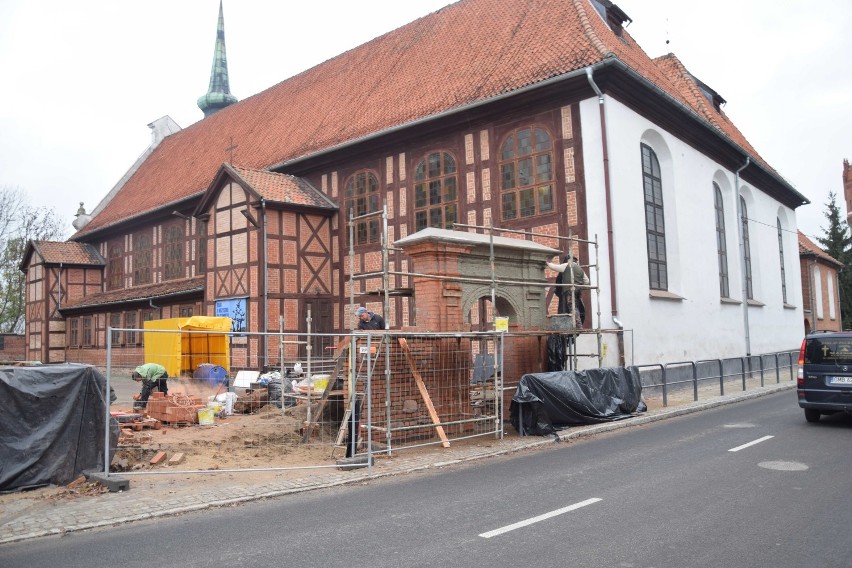 Malbork. Brama kościoła MBNP już odbudowana [ZDJĘCIA]. Nie będzie zagrażała przechodniom 