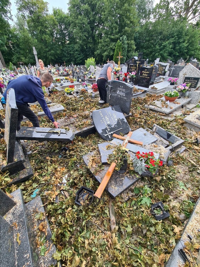 Stara Kiszewa. Mieszkańcy i strażacy porządkowali cmentarz po wichurze, która przeszła przez region 1.07.2022 r. [ZDJĘCIA]