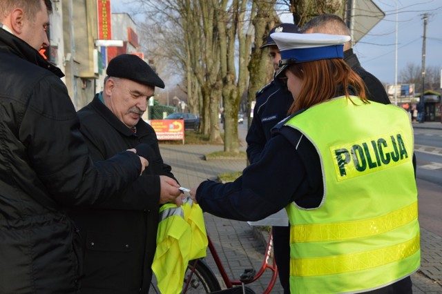 Policja regularnie w ramach akcji rozdaje elementy odblaskowe (kamizelek i opaski)  mieszkańcom miasta.