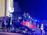 Jelenia Góra. Autobus jadący w kierunku Piechowic uderzył w samochód osobowy i barierki