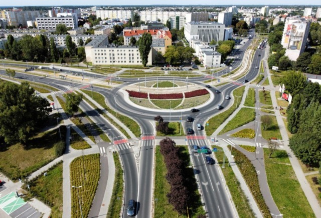 Po ponad dwóch latach od oddania do użytku placu bpa Chrapka rozrosła się nasadzona tam zieleń. Zobaczcie jak miejsce prezentuje się z lotu ptaka.