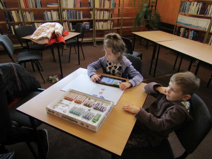 Ferie w Miejskiej i Gminnej Bibliotece w Pińczowie. Było programowanie i prace ręczne z modeliną. Zobaczcie zdjęcia