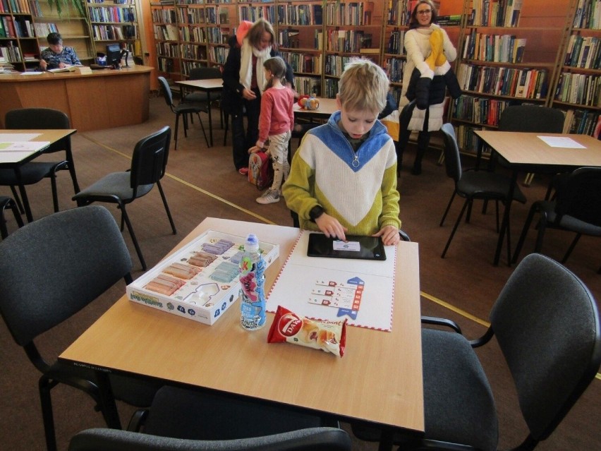 Ferie w Miejskiej i Gminnej Bibliotece w Pińczowie. Było programowanie i prace ręczne z modeliną. Zobaczcie zdjęcia