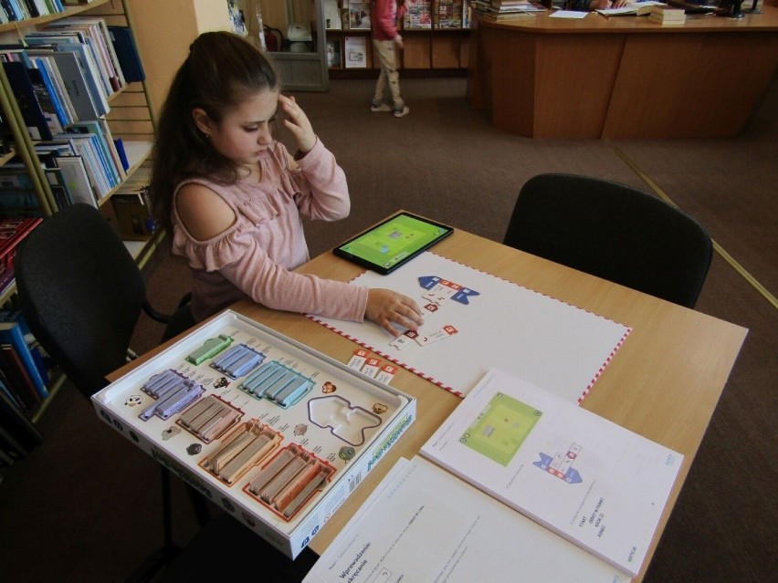 Ferie w Miejskiej i Gminnej Bibliotece w Pińczowie. Było programowanie i prace ręczne z modeliną. Zobaczcie zdjęcia