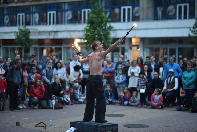 Program Festiwalu Hokus Pokus na Piotrkowskiej 

Sobota (23.06.)
16.00-20:00 pasaż Schillera (scena główna)
16.00-21.00 pasaż Rubinsteina
16:00-21:00 Piotrkowska 109, Piotrkowska 89, Open Space: Piotrkowska 67, Piotrkowska 99
oraz
Piotrkowska 85 (Linoskoczkowie)
Piotrkowska 123 (Balonart: Daniel Chmieliński)
Piotrkowska 108 (Bańkarz)
Piotrkowska 104 (Lewitacja)
20.15 Spektakl teatralno-cyrkowy „Po prostu Łódź”

Niedziela (24.06.)
15.00-20:30 pasaż Schillera (scena główna)
15.00-19.40 pasaż Rubinsteina
15:00-20:00 Piotrkowska 109, Piotrkowska 89, Open Space: Piotrkowska 67, Piotrkowska 99
oraz
Piotrkowska 85 (Linoskoczkowie)
Piotrkowska 123 (Balonart: Daniel Chmieliński)
Piotrkowska 108 (Bańkarz)
Piotrkowska 104 (Lewitacja)

Przez cały czas trwania festiwalu na Piotrkowskiej spotkamy żywe rzeźby, szczudlarzy i muzyków...