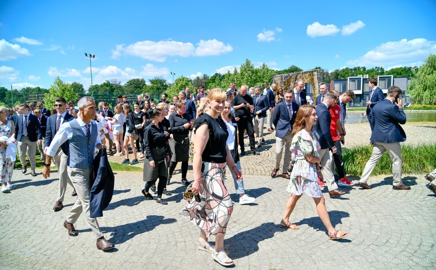 Opalenica. Pożegnanie reprezentantów przez Hotel Remes. Pracownicy i piłkarze zrobili sobie wspólne zdjęcie