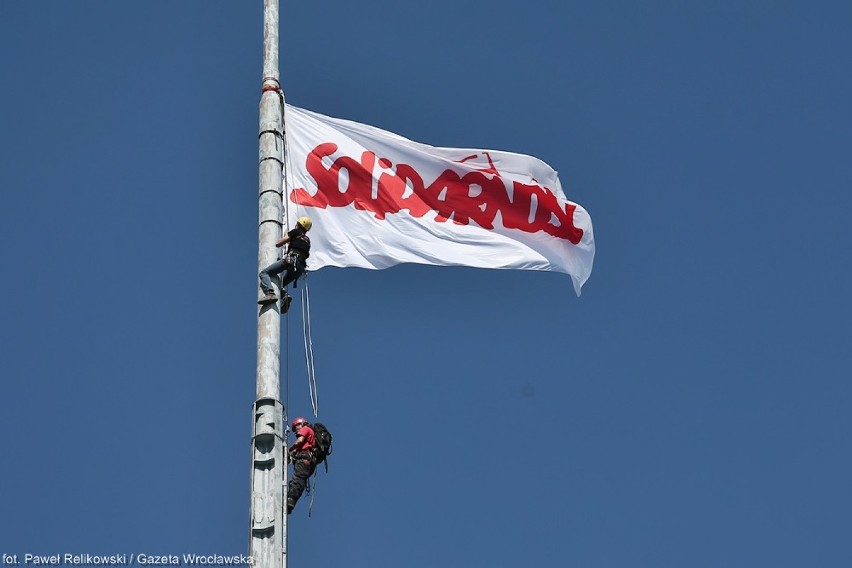 Flaga Solidarności na szczycie Iglicy