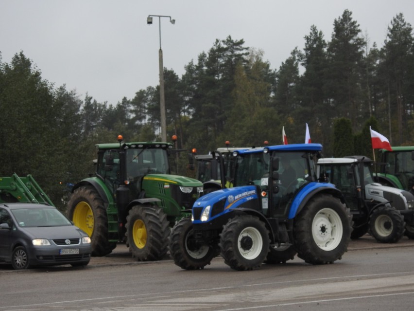 Protest rolników na Suwalszczyźnie (21.10). Rolnicy wyjechali ciągnikami na krajowe drogi i spowalniają ruch [Zdjęcia]