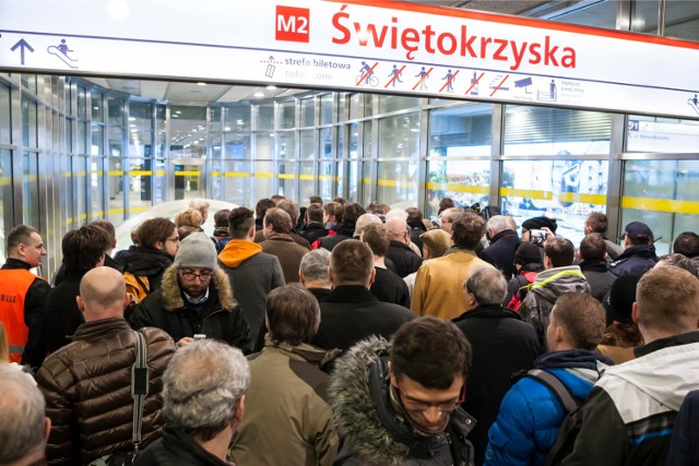 Bramki w łączniku przesiadkowym na stacji metra Świętokrzyska. ZTM szuka pomysłu jak rozładować tłok