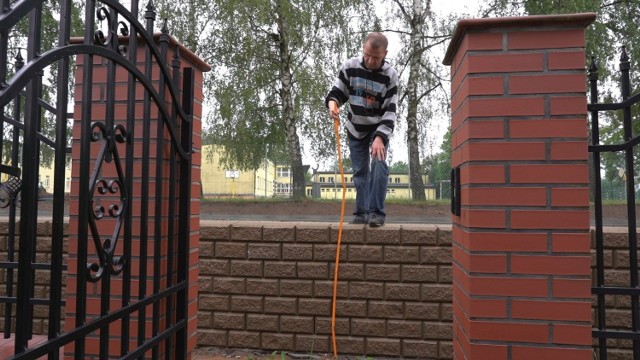 Tak wyglądało zanim powstały schodki łączące posesję pana Jarosława z ulicą. Murek ma dokładnie 1 metr