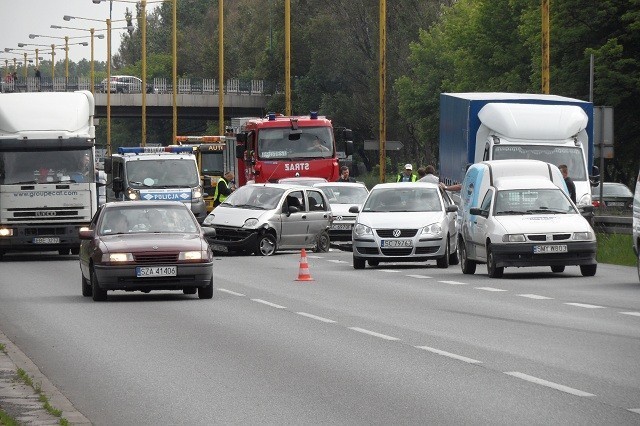 Częstochowa: Na DK 1 w kierunku Warszawy zderzyło się sześć samochodów. Są utrudnienia w ruchu
