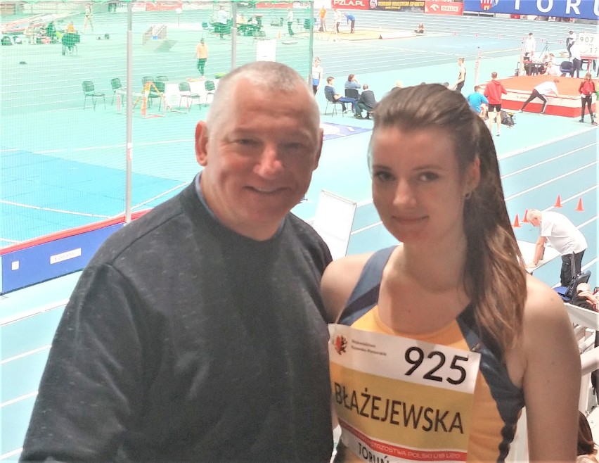 Amelia Błażejewska z trenerem Pawłem Wiśniewskim