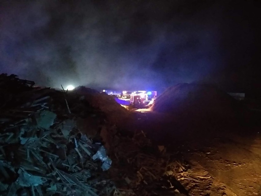 Koniecpol: Pożar składowiska odpadów na terenie zakładu „Widrex”. Płonęły pryzmy biomasy