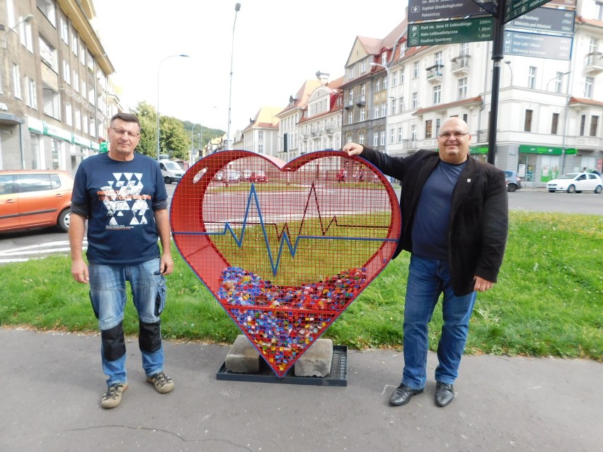 Serce na nakrętki stanęło w centrum Wałbrzycha