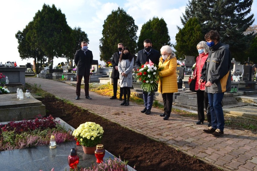 Kwiaty spoczęły na grobie Siedmiu Szewców