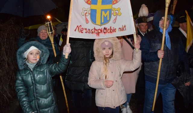 Marsz z Janem Pawłem II w Kamieńsku. Parafianie przeszli ulicami miasta w obronie dobrego imienia papieża Polaka