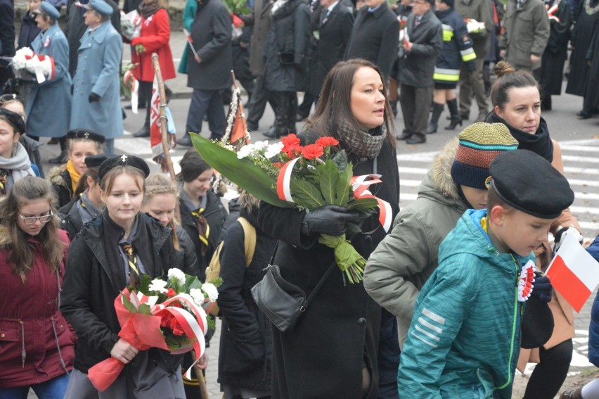 Powiatowo-gminne obchody Święta Niepodległości w Kartuzach - mieszkańcy złożyli kwiaty pod pomnikiem Matki Boskiej [ZDJĘCIA, WIDEO cz. 2]