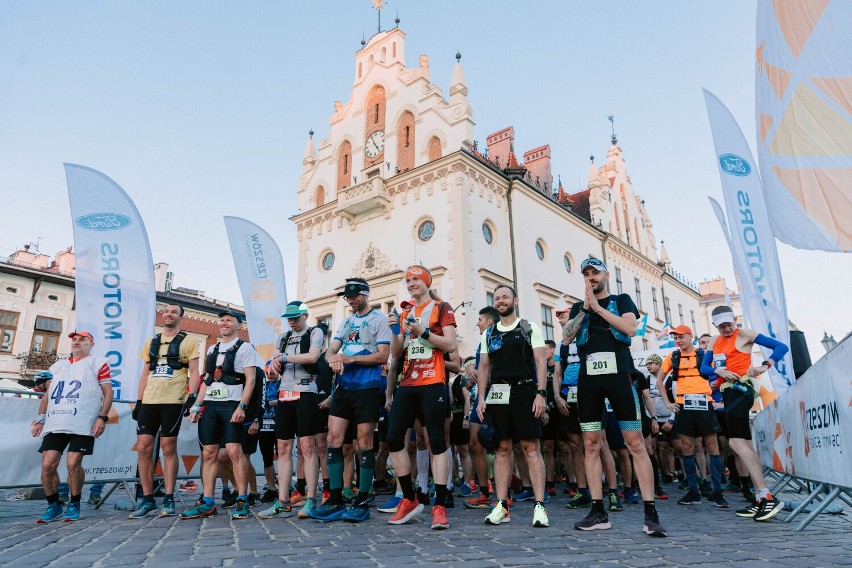 Zawodnicy ósmej edycji Ultramaratonu Podkarpackiego wystartowali z rzeszowskiego Rynku 