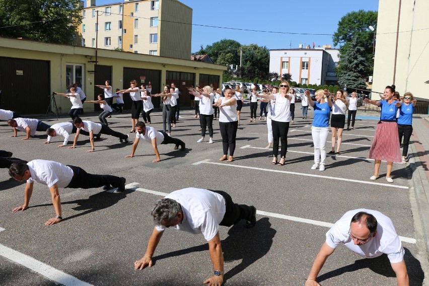 Pracownicy Starostwa Powiatowego w Jarosławiu wzięli udział w akcji #GaszynChallenge [ZDJĘCIA]