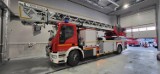 Nowe pojazdy dla strażaków z PSP w Stargardzie. 40-metrowy wysięgnik i  ciężki nośnik kontenerowy