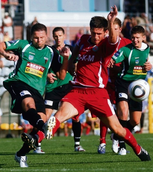 Piłkarze GKS (zielone koszulki) przegrali mecz w Legnicy.