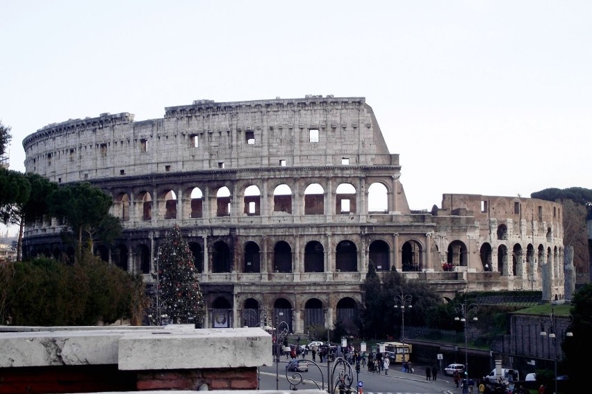 Widok na Koloseum z ulicy Fori Imperiali. 7 lipca 2007...