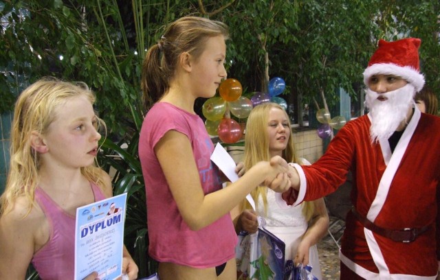 Sam Święty Mikołaj gratulował tym, którzy stanęli na podium w imprezie pływackiej w Oświęcimiu. Przegranych w niej nie było...