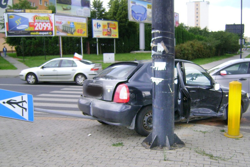 Al. Witosa. Zdrzenie dwóch samochodów. Są ranni (FOTO)