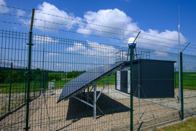 Radar meteorologiczny stanął w najwyższym punkcie powiatu tarnowskiego, w sąsiedztwie Białej. Skanuje chmury w promieniu ok. 70 kilometrów