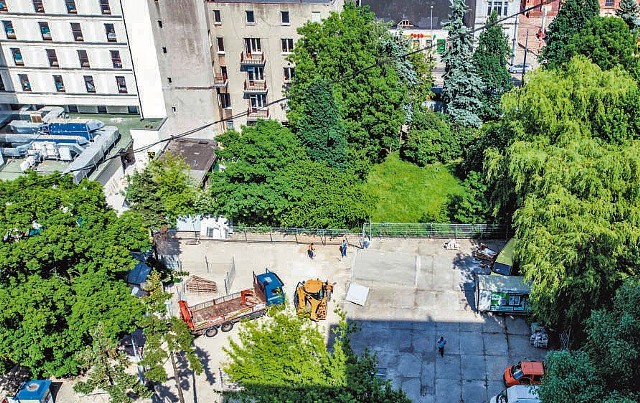 Tak wygląda parking, który ma tymczasowo służyć hotelowi Holiday Inn.