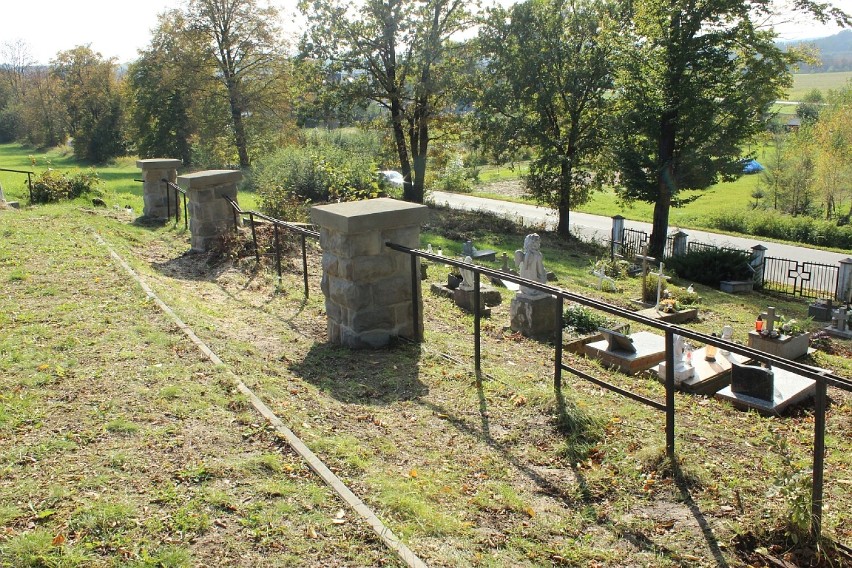 Czwarty etap remontu cmentarza w Siedliskach. Gmina dostała...