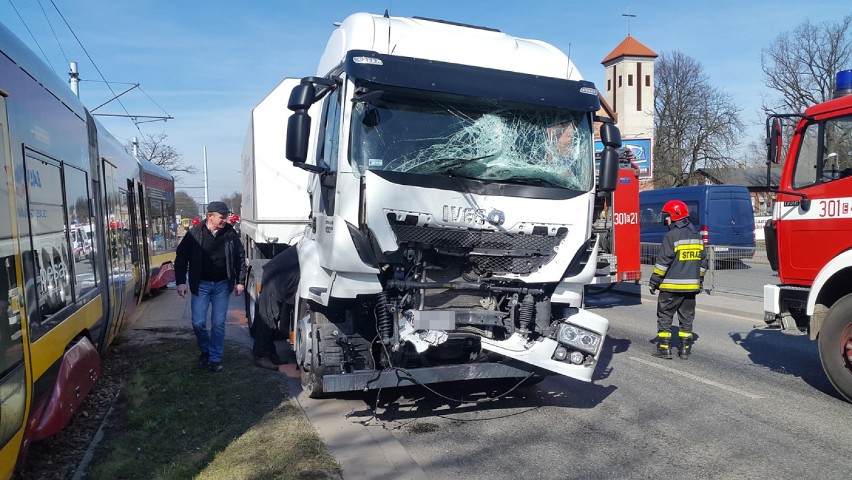 Zderzenie ciężarówki z tramwajem. Wypadek na ul. Zgierskiej w Łodzi [ZDJĘCIA+FILM]