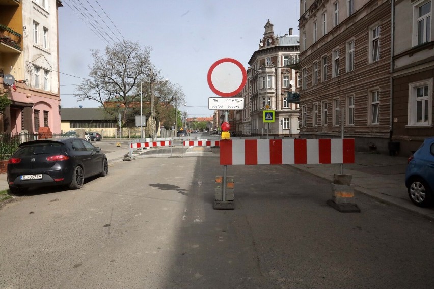 Przebudowa przejścia dla pieszych na ulicy Hutników w Legnicy dobiega końca, zdjęcia
