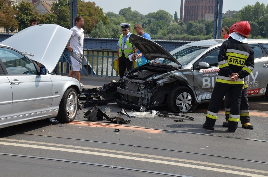 Wypadek na moście Grunwaldzkim. Czołowe zderzenie toyoty i BMW (ZDJĘCIA)
