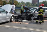 Wypadek na moście Grunwaldzkim. Czołowe zderzenie toyoty i BMW (ZDJĘCIA)