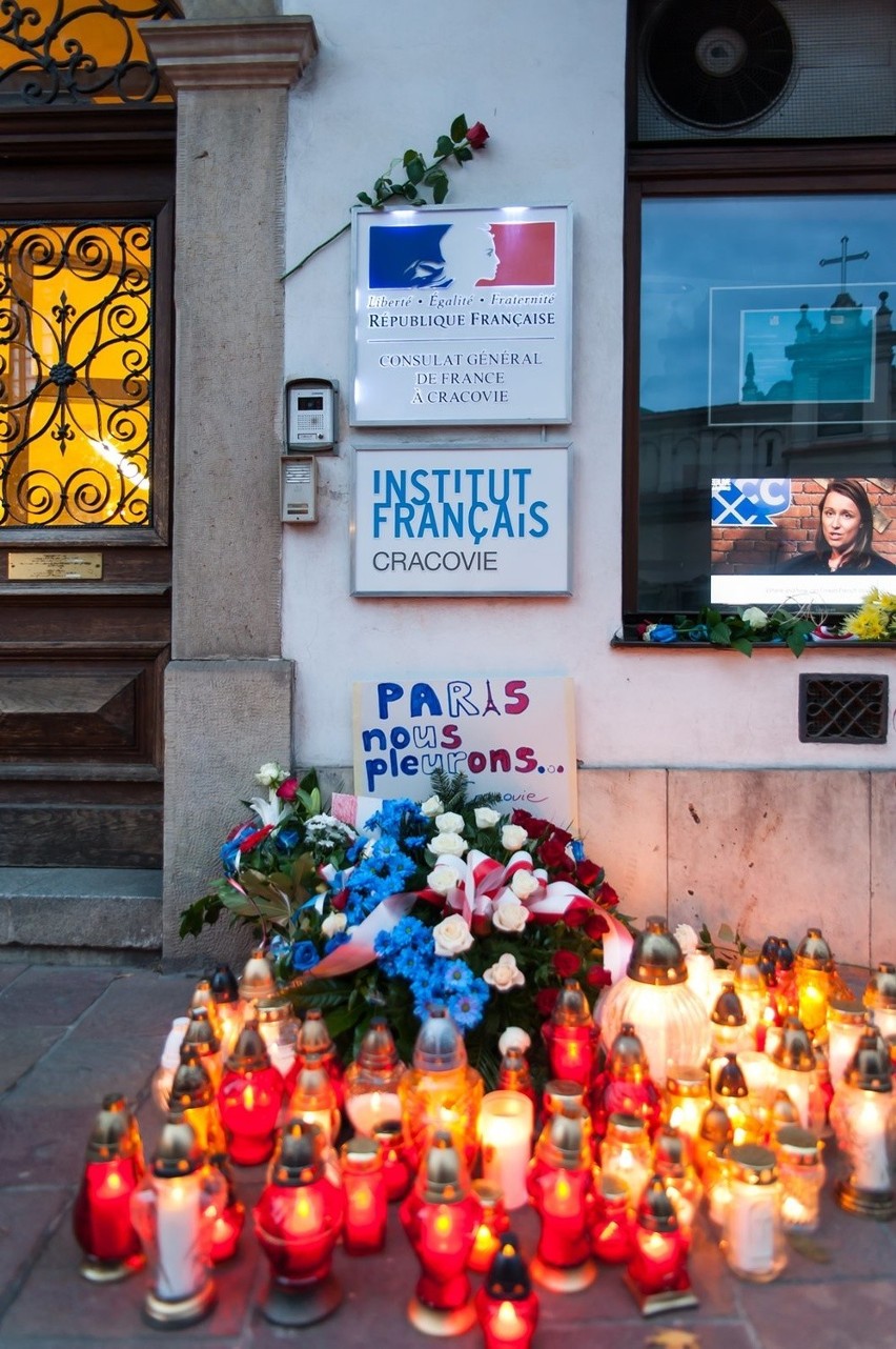 Znicze i kwiaty przed konsulatem francuskim [ZDJĘCIA, WIDEO]